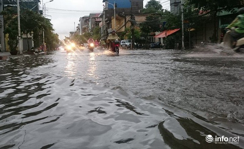 Trưởng phòng CSGT Hà Nội đội mưa bão ra phố phân luồng giao thông - ảnh 1