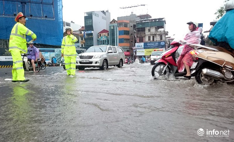 Trưởng phòng CSGT Hà Nội đội mưa bão ra phố phân luồng giao thông - ảnh 12