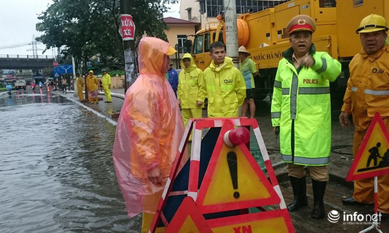 Trưởng phòng CSGT Hà Nội đội mưa bão ra phố phân luồng giao thông - ảnh 2