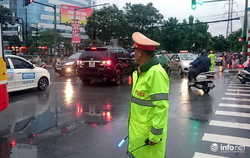 Trưởng phòng CSGT Hà Nội đội mưa bão ra phố phân luồng giao thông - ảnh 3