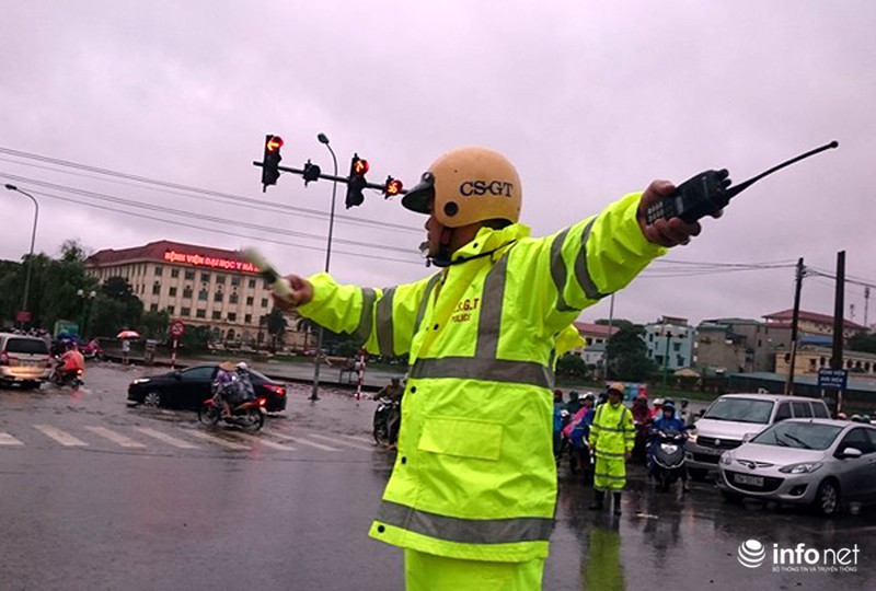 Trưởng phòng CSGT Hà Nội đội mưa bão ra phố phân luồng giao thông - ảnh 13