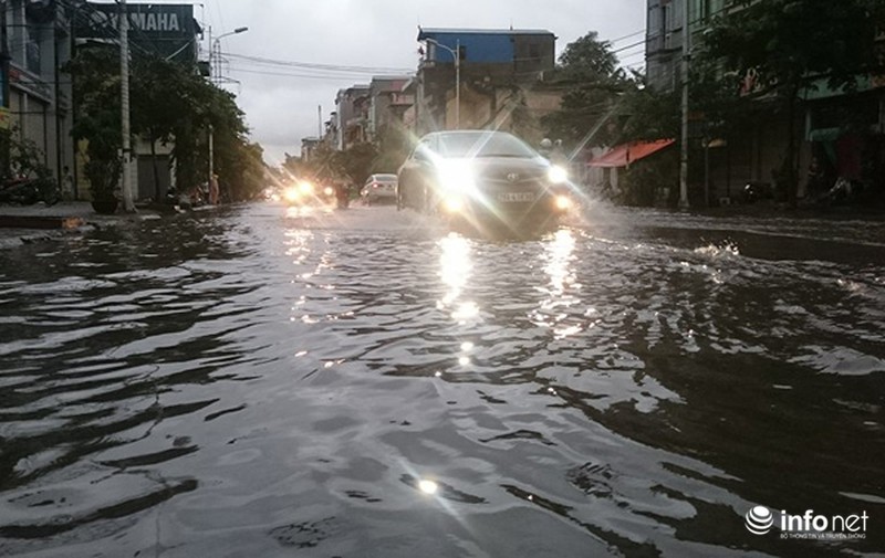 Trưởng phòng CSGT Hà Nội đội mưa bão ra phố phân luồng giao thông - ảnh 4