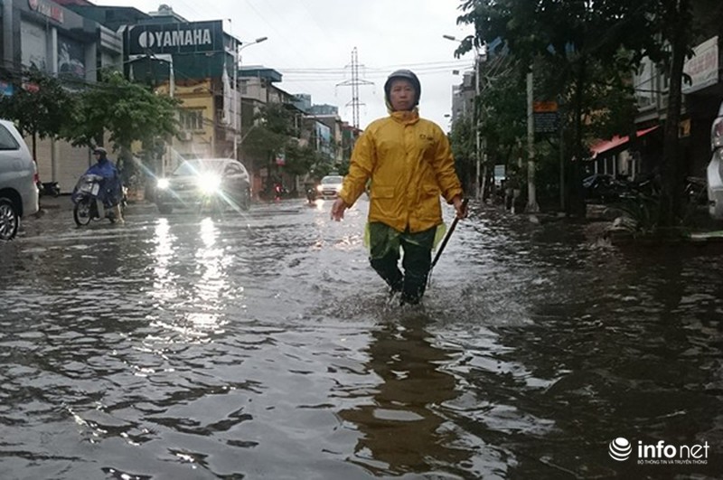 Trưởng phòng CSGT Hà Nội đội mưa bão ra phố phân luồng giao thông - ảnh 5