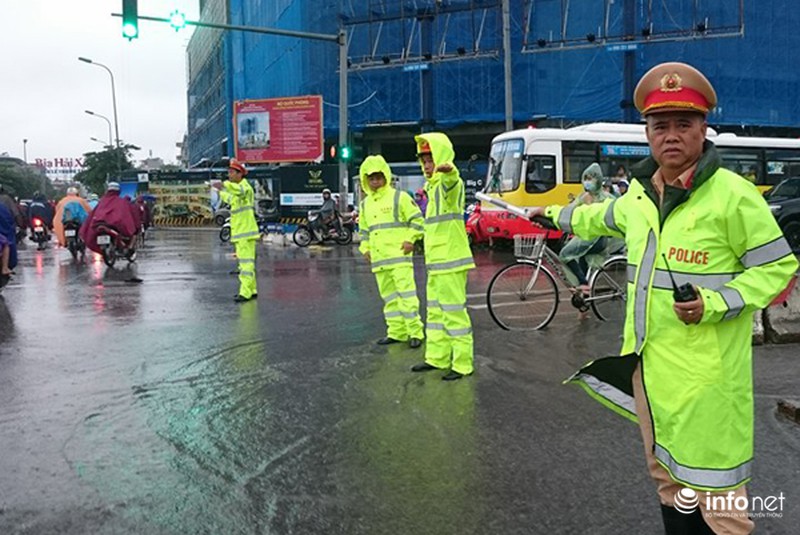 Trưởng phòng CSGT Hà Nội đội mưa bão ra phố phân luồng giao thông - ảnh 6