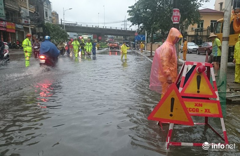 Trưởng phòng CSGT Hà Nội đội mưa bão ra phố phân luồng giao thông - ảnh 7