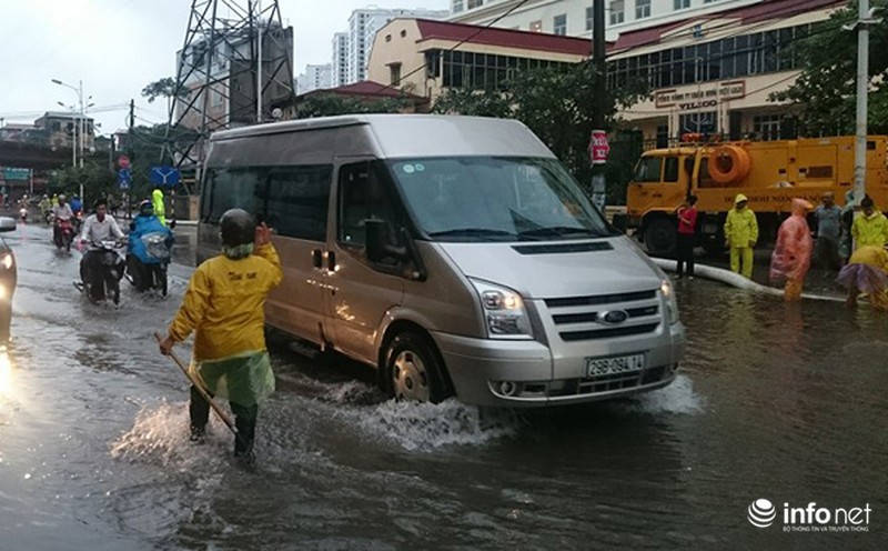 Trưởng phòng CSGT Hà Nội đội mưa bão ra phố phân luồng giao thông - ảnh 8