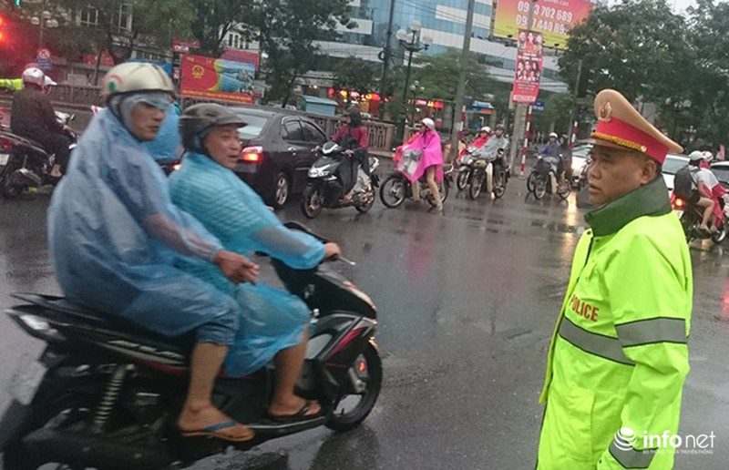 Trưởng phòng CSGT Hà Nội đội mưa bão ra phố phân luồng giao thông - ảnh 10