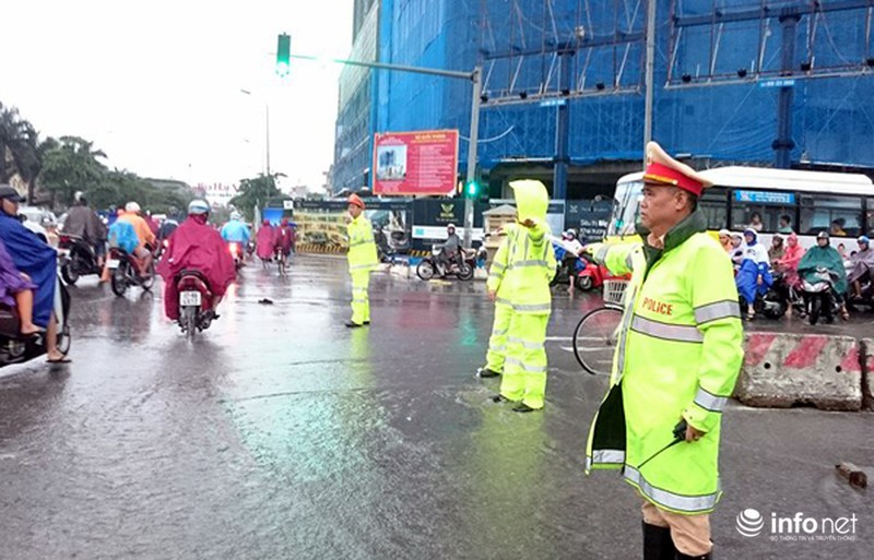Trưởng phòng CSGT Hà Nội đội mưa bão ra phố phân luồng giao thông - ảnh 11