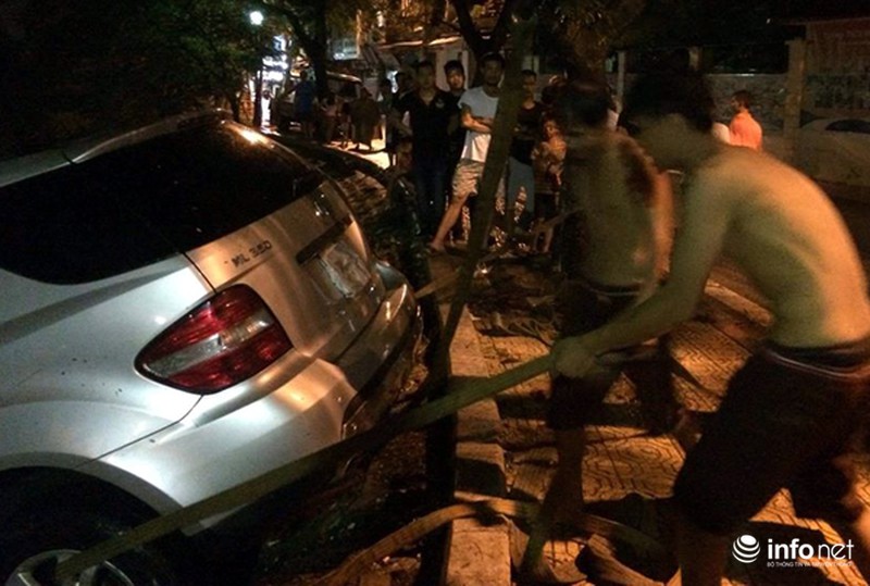 Chiếc Mercedes ML350 “bay” xuống hồ Trúc Bạch trong đêm mưa bão - ảnh 3