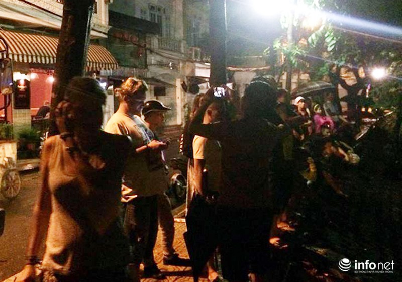 Chiếc Mercedes ML350 “bay” xuống hồ Trúc Bạch trong đêm mưa bão - ảnh 4