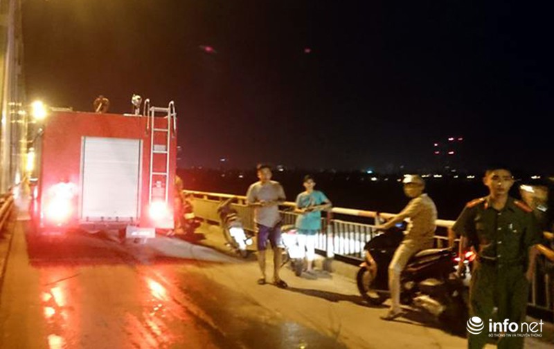 Nam thanh niên đốt xe máy lúc nửa đêm trên cầu Chương Dương - ảnh 4