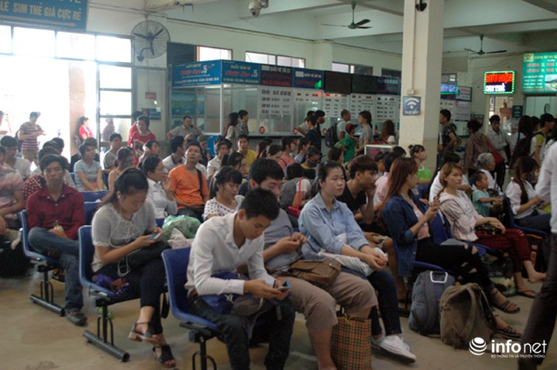 Dựa vào nhau ngủ ở bến xe, chờ mua vé về quê nghỉ lễ 2/9 - ảnh 3