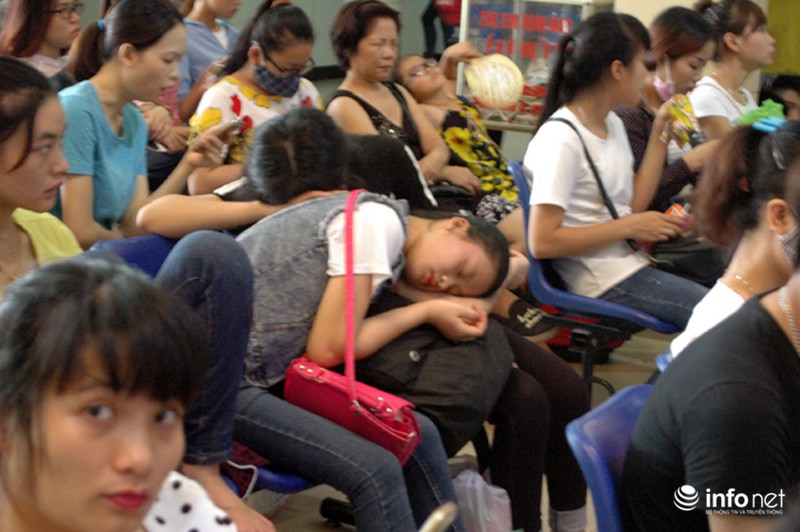 Dựa vào nhau ngủ ở bến xe, chờ mua vé về quê nghỉ lễ 2/9 - ảnh 4