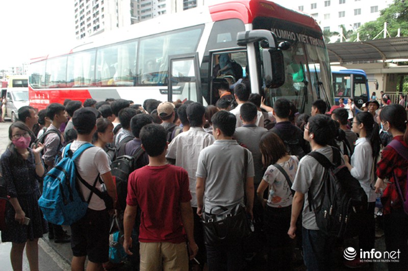 Dựa vào nhau ngủ ở bến xe, chờ mua vé về quê nghỉ lễ 2/9 - ảnh 5
