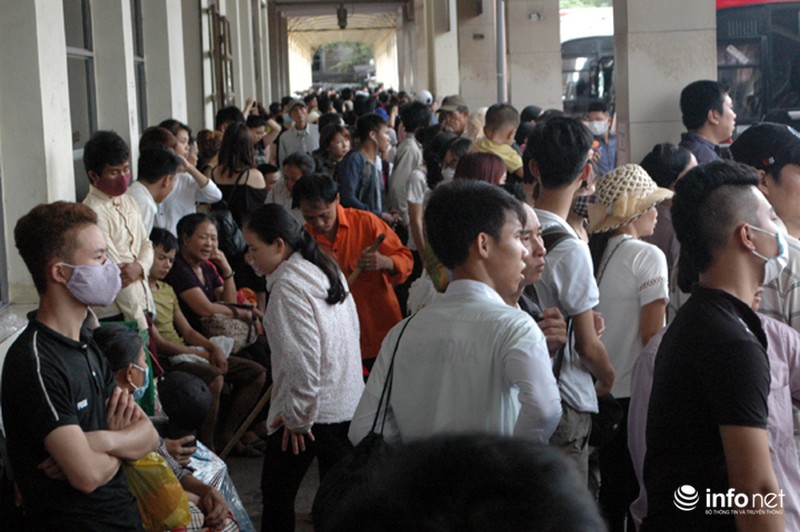 Dựa vào nhau ngủ ở bến xe, chờ mua vé về quê nghỉ lễ 2/9 - ảnh 6