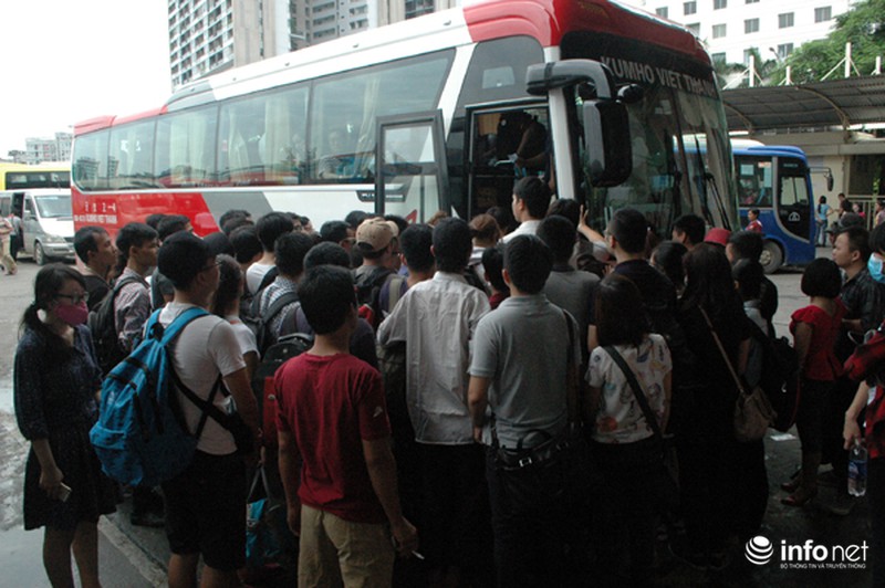 Dựa vào nhau ngủ ở bến xe, chờ mua vé về quê nghỉ lễ 2/9 - ảnh 7