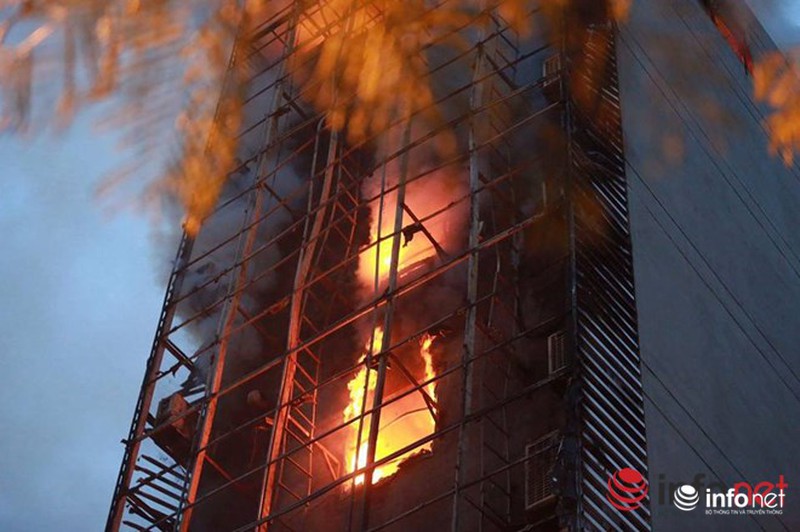 Quán karaoke 8 tầng bị cháy chưa được cấp phép, đang sửa chữa vẫn hoạt động - ảnh 1