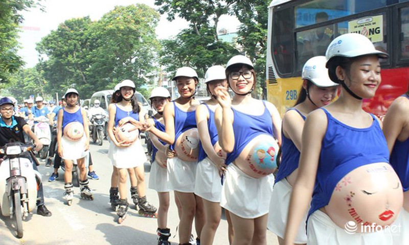 Phát hoảng với những hot girl giả bà bầu trượt patin trên phố của Thủ đô - ảnh 6