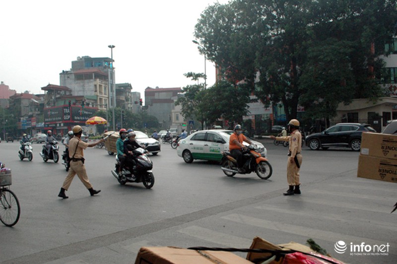 Các chiến sĩ CSGT Thủ đô chặn đứng xe chở bia cồng kềnh - ảnh 1