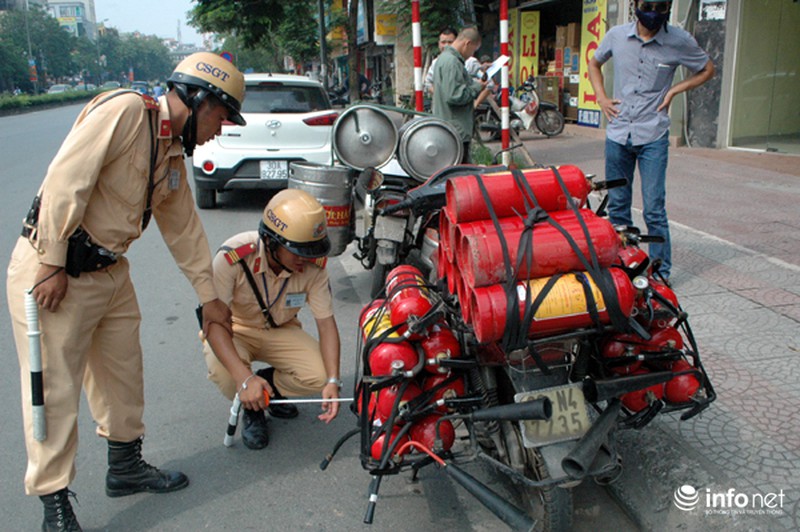Các chiến sĩ CSGT Thủ đô chặn đứng xe chở bia cồng kềnh - ảnh 10