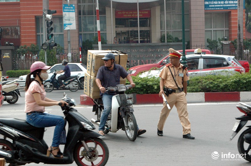Các chiến sĩ CSGT Thủ đô chặn đứng xe chở bia cồng kềnh - ảnh 2
