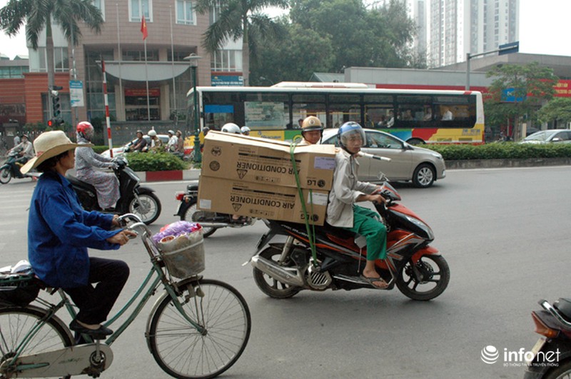 Các chiến sĩ CSGT Thủ đô chặn đứng xe chở bia cồng kềnh - ảnh 3