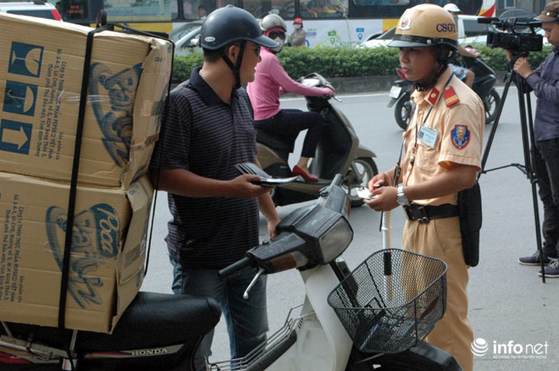 Các chiến sĩ CSGT Thủ đô chặn đứng xe chở bia cồng kềnh - ảnh 4
