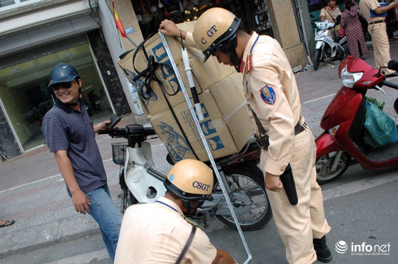 Các chiến sĩ CSGT Thủ đô chặn đứng xe chở bia cồng kềnh - ảnh 5