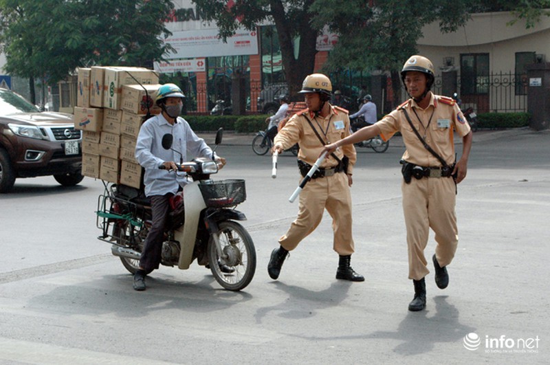 Các chiến sĩ CSGT Thủ đô chặn đứng xe chở bia cồng kềnh - ảnh 6