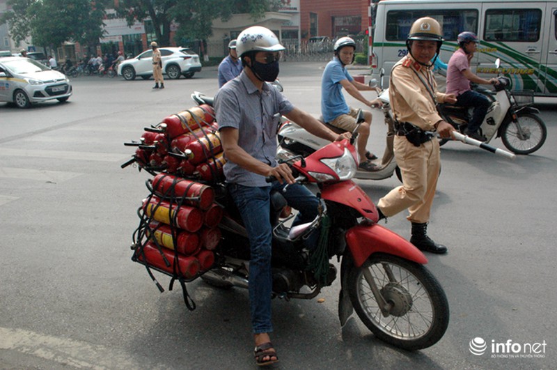 Các chiến sĩ CSGT Thủ đô chặn đứng xe chở bia cồng kềnh - ảnh 7