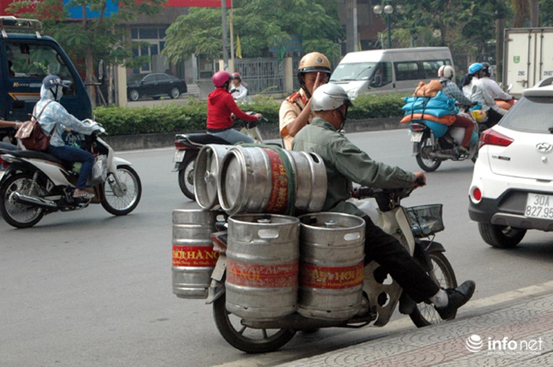 Các chiến sĩ CSGT Thủ đô chặn đứng xe chở bia cồng kềnh - ảnh 8