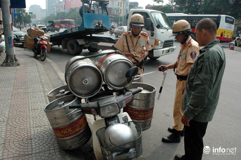 Các chiến sĩ CSGT Thủ đô chặn đứng xe chở bia cồng kềnh - ảnh 9