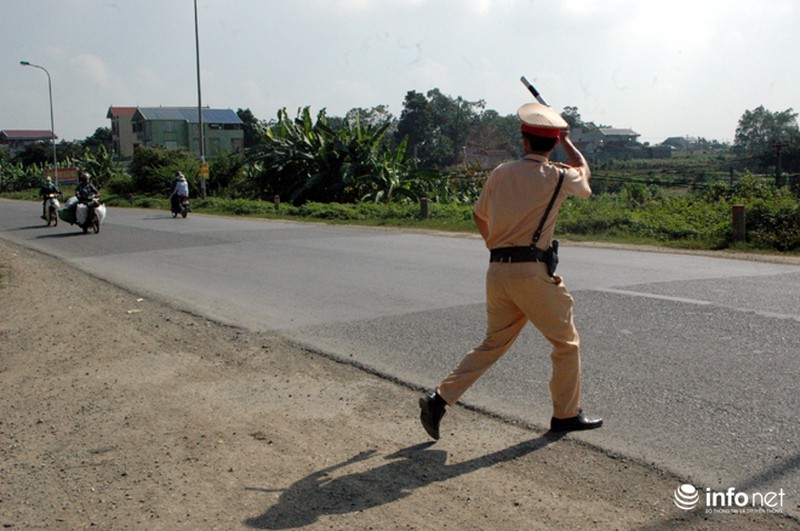 CSGT Hà Nội kiên quyết xử lý các phương tiện gây nguy hiểm trên đường - ảnh 1