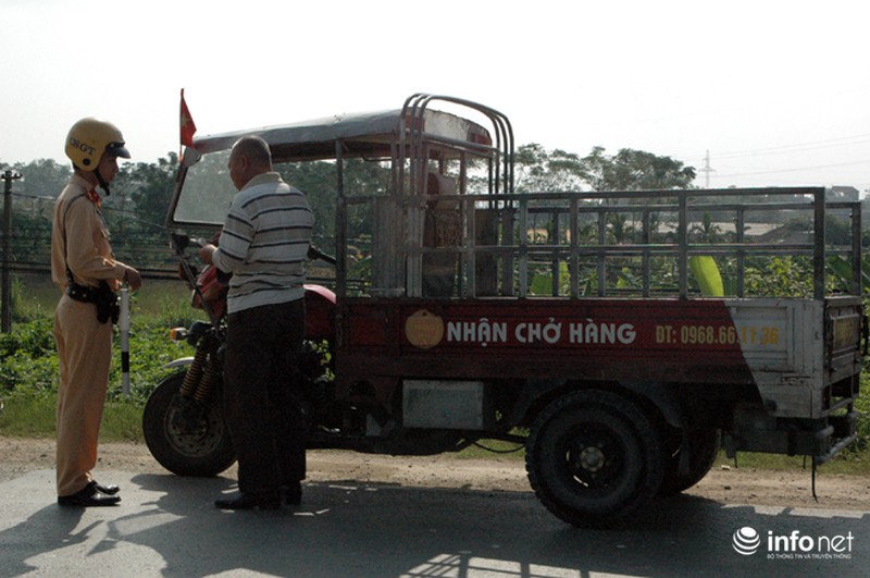 CSGT Hà Nội kiên quyết xử lý các phương tiện gây nguy hiểm trên đường - ảnh 9