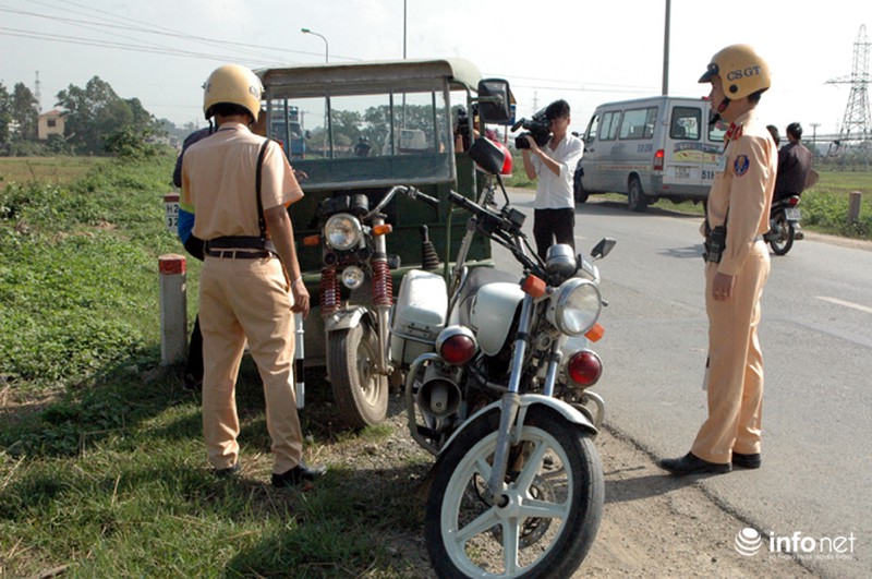 CSGT Hà Nội kiên quyết xử lý các phương tiện gây nguy hiểm trên đường - ảnh 2