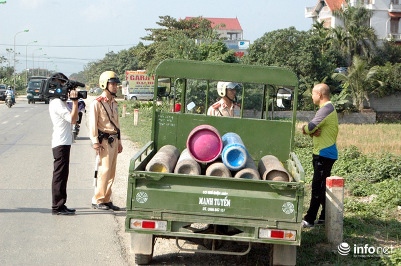 CSGT Hà Nội kiên quyết xử lý các phương tiện gây nguy hiểm trên đường - ảnh 4
