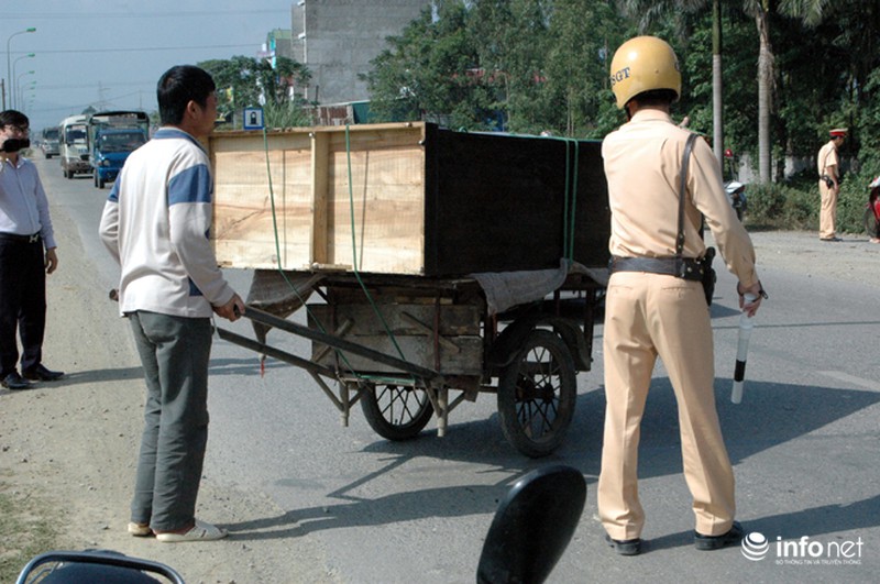 CSGT Hà Nội kiên quyết xử lý các phương tiện gây nguy hiểm trên đường - ảnh 8