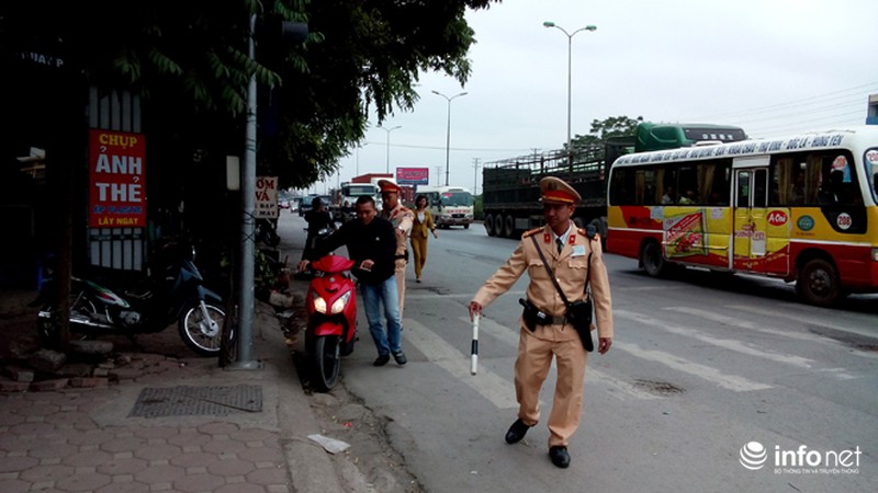 Bị phạt 4 triệu đồng vì uống rượu, dắt xe đi ngược chiều - ảnh 2