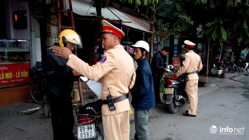 Bị phạt 4 triệu đồng vì uống rượu, dắt xe đi ngược chiều - ảnh 3