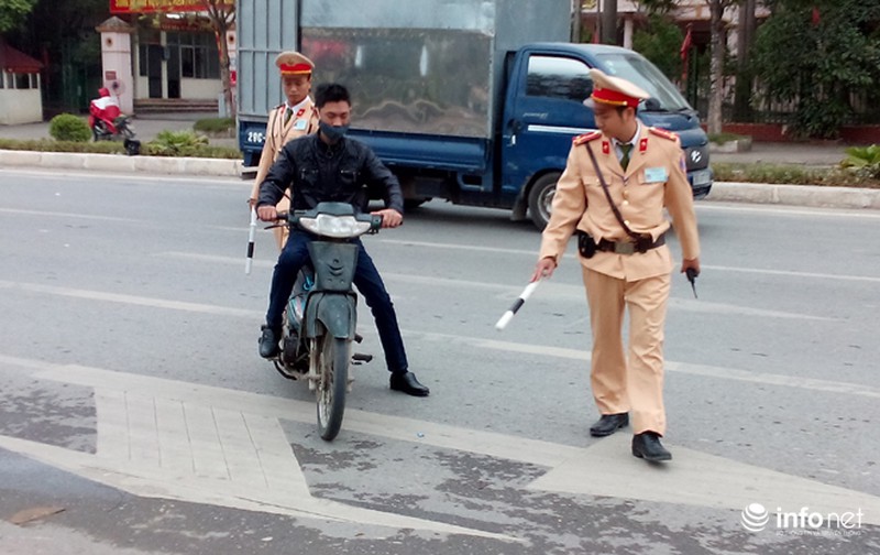Không đội MBH, nam thanh niên thách thức CSGT rồi vứt xe lại bỏ đi - ảnh 1