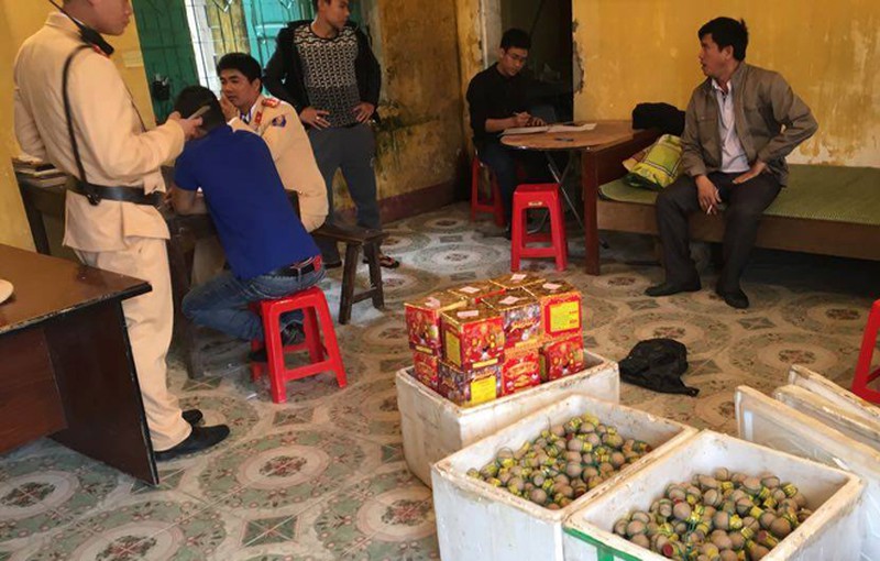 Hàng nghìn quả pháo nổ trên xe khách bị cảnh sát phát hiện tại Nghệ An - ảnh 4