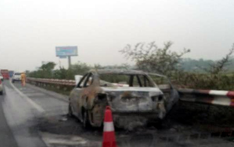 Ô tô bốc cháy nghi ngút trên cao tốc Pháp Vân – Cầu Giẽ - ảnh 3
