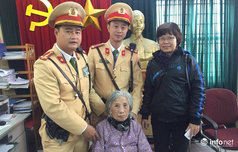 CSGT giúp cụ già đi lạc về nhà, tìm thấy xe bị mất trộm sau 1 tiếng - ảnh 1