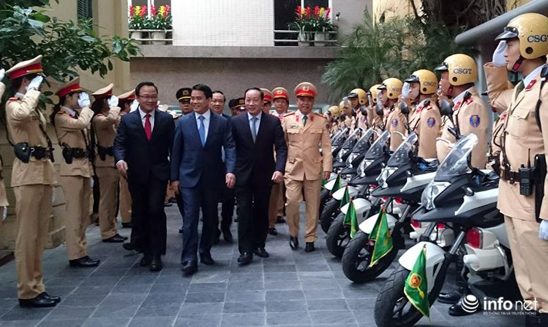 Chủ tịch Hà Nội Nguyễn Đức Chung lì xì các chiến sĩ CSGT - ảnh 1