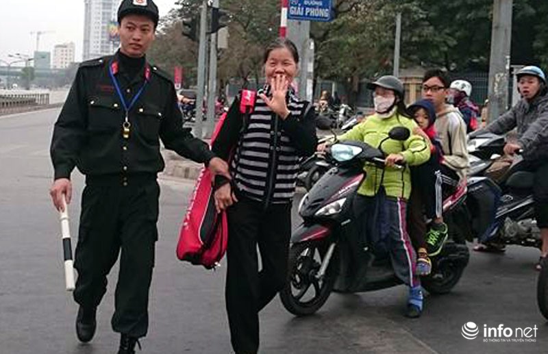 Chủ tịch Hà Nội Nguyễn Đức Chung lì xì các chiến sĩ CSGT - ảnh 11