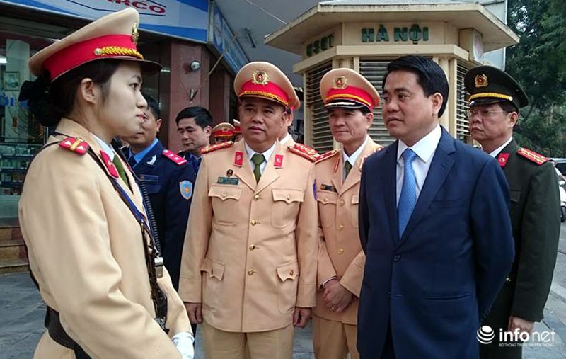 Chủ tịch Hà Nội Nguyễn Đức Chung lì xì các chiến sĩ CSGT - ảnh 4