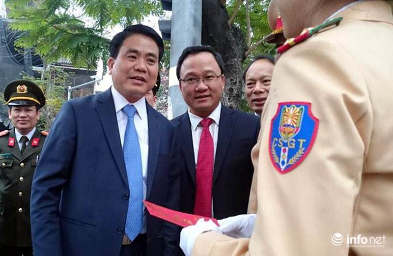 Chủ tịch Hà Nội Nguyễn Đức Chung lì xì các chiến sĩ CSGT - ảnh 6