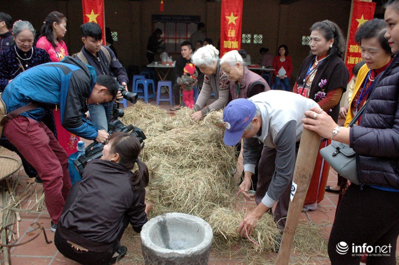 Người Hà Nội thi kéo lửa nấu cơm cầu may đầu xuân - ảnh 1
