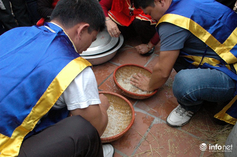 Người Hà Nội thi kéo lửa nấu cơm cầu may đầu xuân - ảnh 11