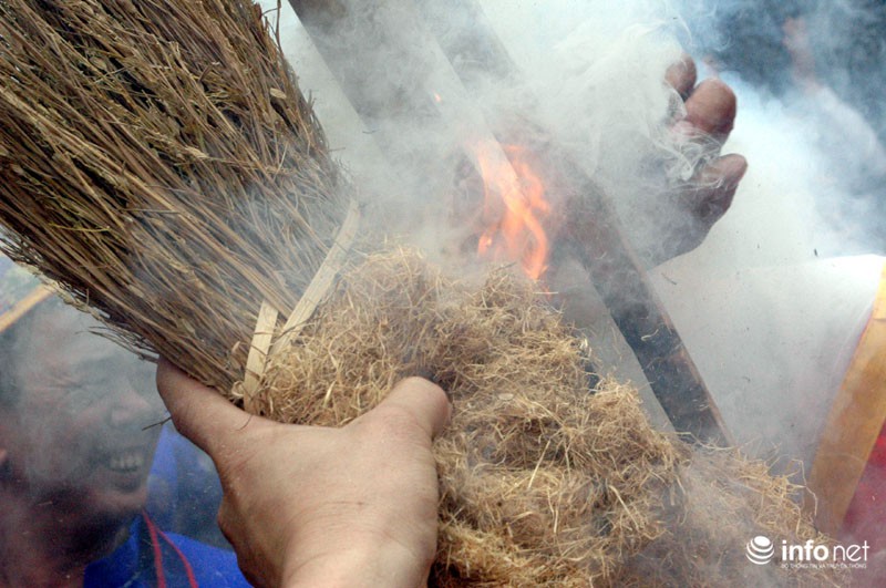 Người Hà Nội thi kéo lửa nấu cơm cầu may đầu xuân - ảnh 6